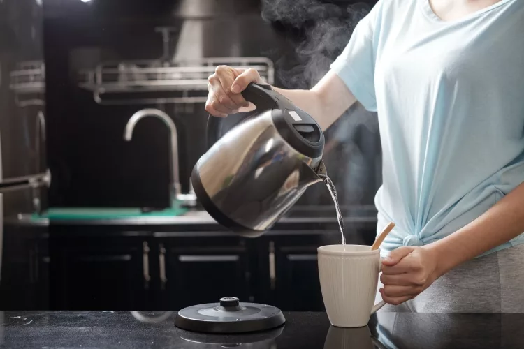 How to Clean the Inside of a Stainless Steel Tea Kettle