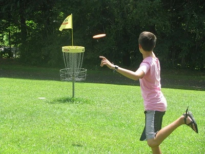 Play Frisbee Golf